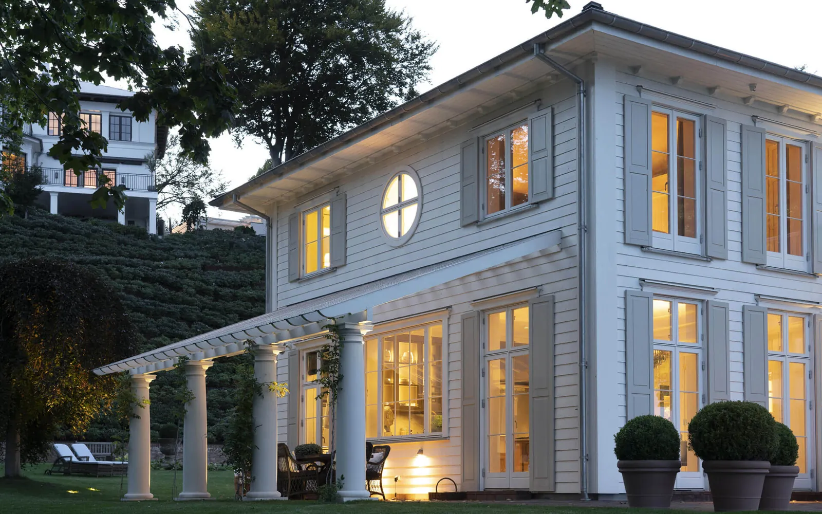Fensterläden aus Holz & Aluminium – lackiert in Schweden
